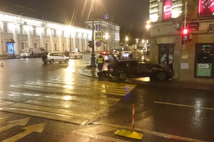 На Невском проспекте машина вылетела на тротуар и врезалась в двери столовой