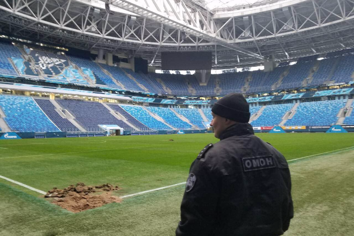 Газон на стадионе «Санкт-Петербург» разрыли, пока искали бомбу из-за звонка о минировании