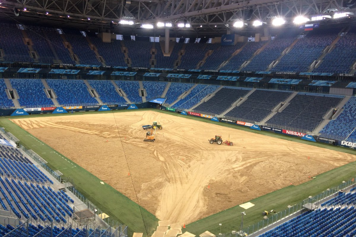 На стадионе «Санкт-Петербург» второй раз за год срезали газон. Вместо него там теперь песок