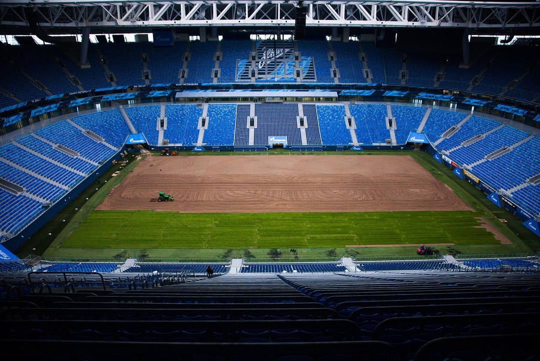 На стадионе «Санкт-Петербург» начали укладывать новый газон. До чемпионата мира его заменят еще раз