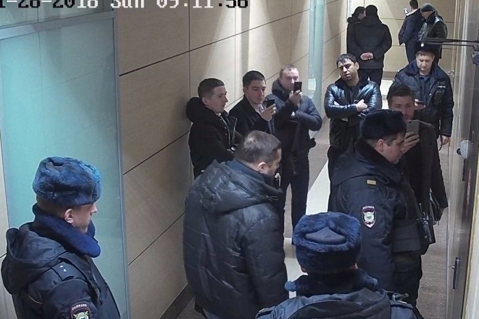 Полицейские вскрыли дверь в московский офис ФБК. Как пишет директор фонда, они пришли из-за сообщения о бомбе
