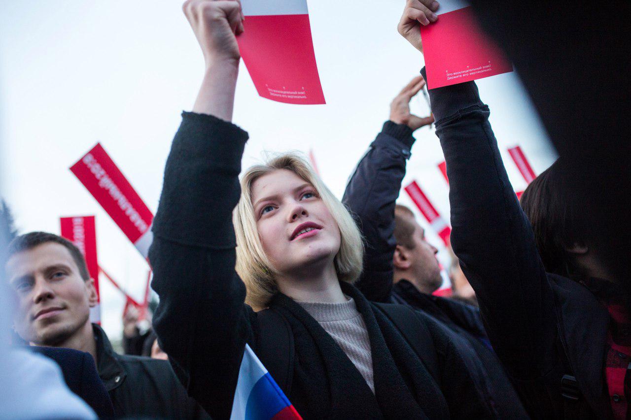 В Петербурге накануне митинга у сторонников Навального изъяли около 200 листовок