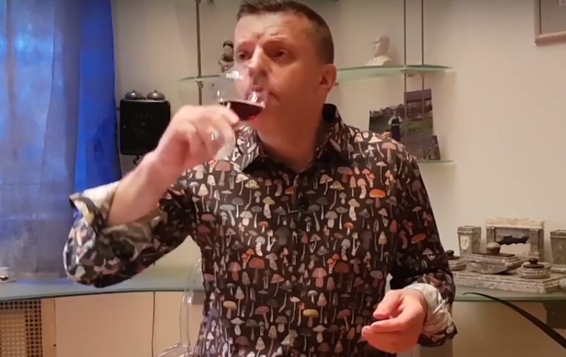 Парфенов запустил шоу «Парфенон» на YouTube. В нем он рассказывает о событиях недели и пьет вино