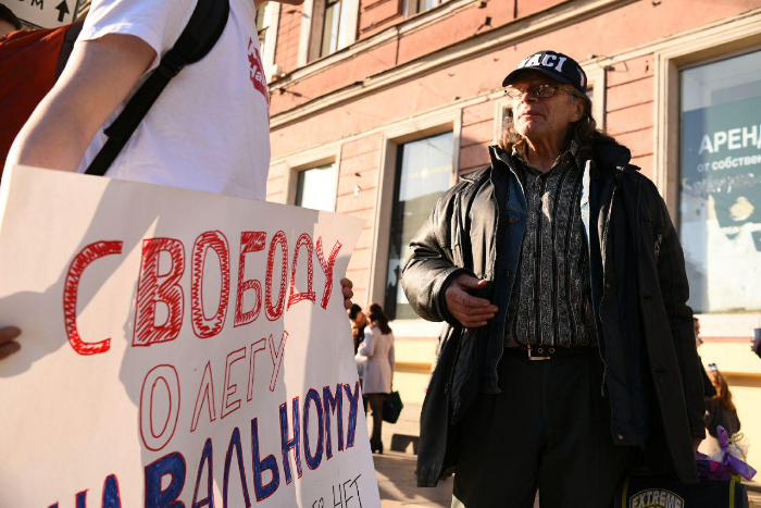 «Мы все здесь узники». В Петербурге провели пикеты в поддержку Олега Навального