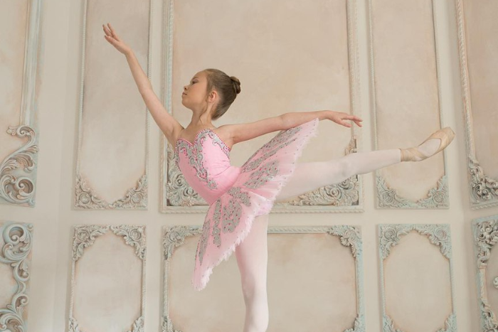 Шпагат на эскалаторе и упражнения в парадной: 13-летняя петербурженка ведет популярный инстаграм о своих уроках балета