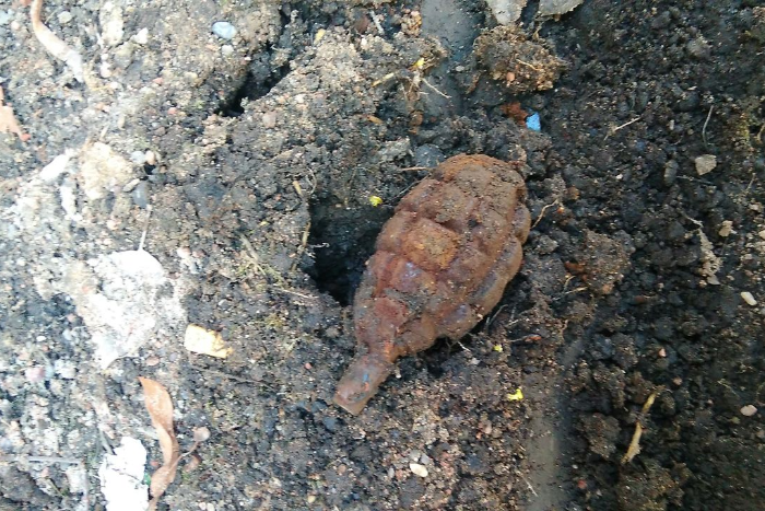 На Бутлерова во время работ рядом с жилым домом нашли боевую гранату