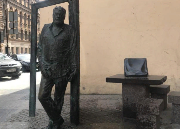 Рабочие облили машинным маслом скульптуру Довлатова в Петербурге, когда разбирали веранду кафе, сообщают очевидцы