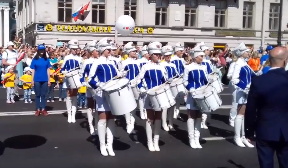На Невском проспекте в День города одновременно играли более 800 барабанщиков. Это рекорд России