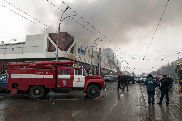 Треть российских ТЦ закрылись после проверок МЧС из-за пожара в Кемерове