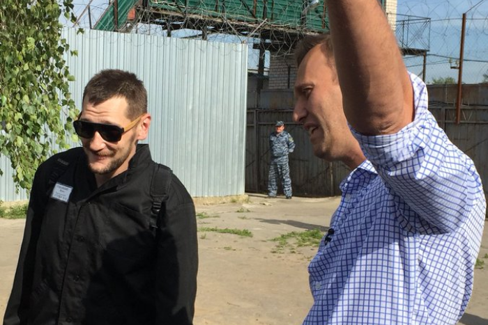 Олег Навальный вышел на свободу