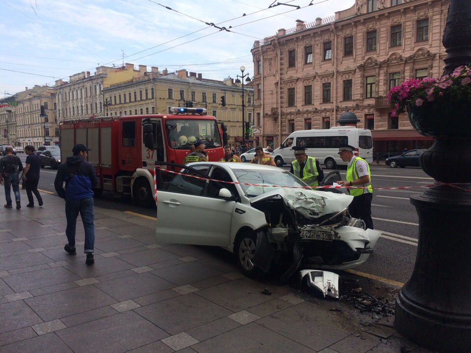 Что вчера произошло в питере. Происшествия в Санкт-Петербурге. Авария на Невском проспекте. ДТП на Невском проспекте сегодня. Машина вылетела на Невском.