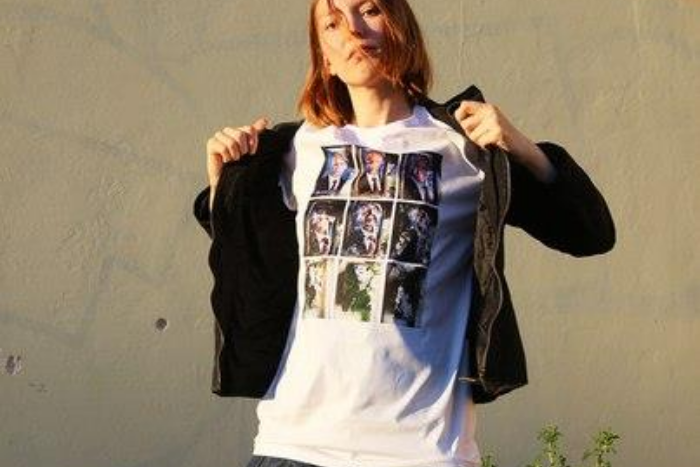 Петербургская активистка начала продажу футболок и постеров с картиной «Девять стадий разложения вождя», за которую ее оштрафовали на 160 тысяч рублей