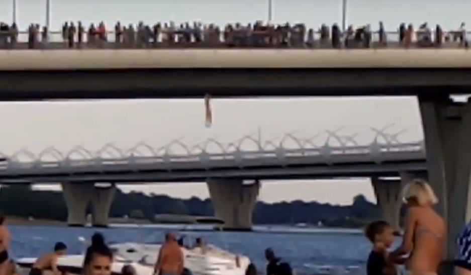 Петербурженка прыгнула в воду с Яхтенного моста. Очевидцы сняли это на камеру