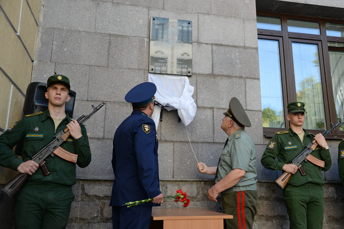В Петербурге установили мемориальную доску одному из 84 псковских десантников. Они погибли в бою с террористами в Чечне