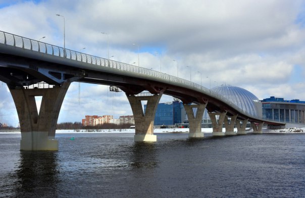 Петербуржец прыгнул в воду с Яхтенного моста и повредил внутренние органы