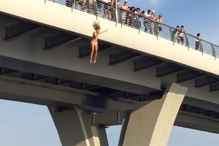 У петербуржцев новое развлечение — прыгать в воду с Яхтенного моста. Его высота 16 метров! Зачем они это делают и получают ли травмы