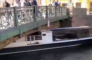 Под Зеленым мостом в Петербурге застрял прогулочный катер