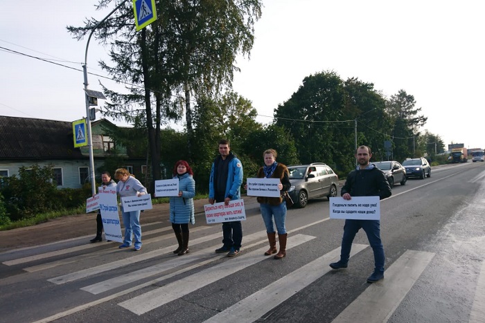 Обманутые дольщики ЖК «Янино парк» устроили митинг на проезжей части, перекрыв Колтушское шоссе
