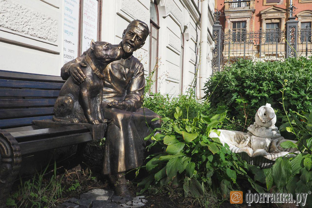 На Моховой улице установили памятник героям «Собачьего сердца». Пока что — без согласования