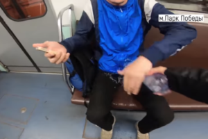Петербургская студентка выложила видео, как мужчин с широко раздвинутыми ногами в метро обливали жидкостью из бутылки. В соцсетях называют ролик постановкой