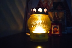 В Петербурге проходит третья годовщина авиакатастрофы над Синаем. Горожане выкладывают фото зажженных свечей