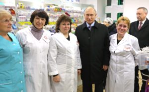 «Часто приходят не за лекарствами, а спросить о визите президента»: в петербургской аптеке, в которую приезжал Путин, рассказали о росте популярности
