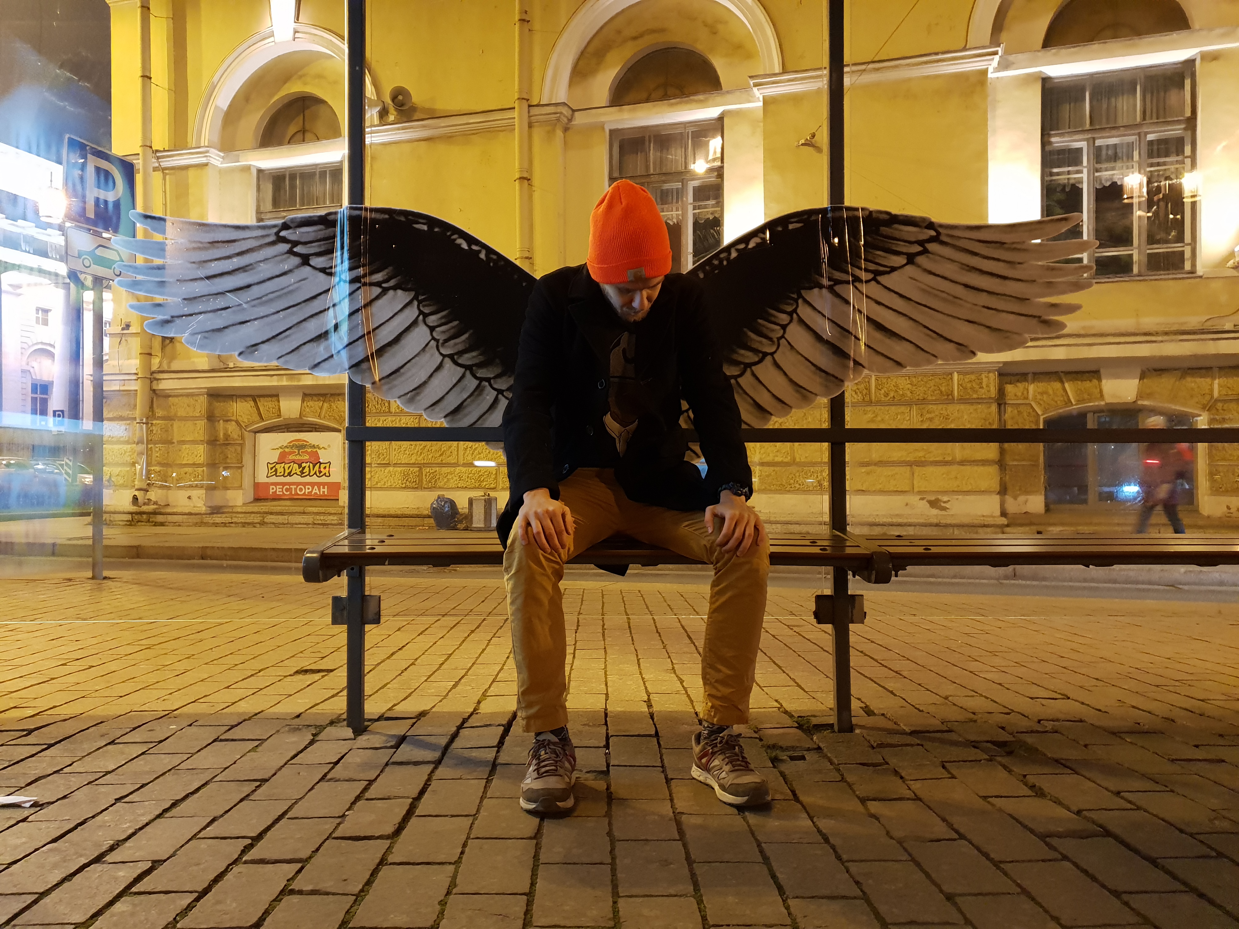 ангел сидит на скамейке