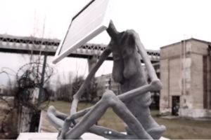 Художник Hioshi установил под ЗСД скульптуру, посвященную нехватке солнца в Петербурге. Это истощенное тело с панелью вместо лица