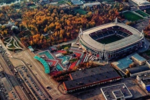 Петербургский каллиграф Покрас Лампас расписал площадь в 11 тысяч квадратных метров перед стадионом «Локомотива» в Москве