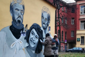 Авторы закрашенного граффити с Шевчуком рисуют на его месте сцену из фильма «Иван Васильевич меняет профессию»