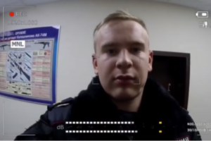 Транспортная полиция Петербурга выпустила проморолик о буднях сотрудников. В нем полицейский выгоняет бездомного с вокзала и просит бога помочь ему