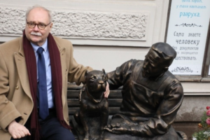 На Моховой официально открыли памятник героям «Собачьего сердца» к 30-летию фильма. Теперь там висят цитаты из киноленты