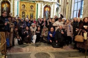В Исаакиевском соборе провели флешмоб «Очередь в музей» против передачи придела святой Екатерины РПЦ
