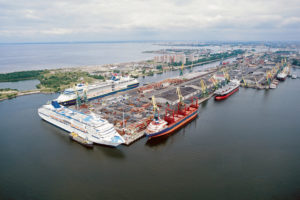 Обрушения склада в Морском порту не связано с распространением химического запаха по Васильевскому острову, сообщает СК
