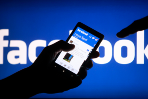 Роскомнадзор возбудил административные дела против Facebook и Twitter
