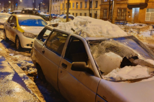 Падающие с крыш глыбы льда разбили десятки машин за выходные по всему Петербургу