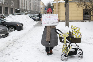 «Сегодня купил лом и колол лед у дома сам». Участники пикета у администрации Петроградского района — о недовольстве уборкой снега и сугробах с человеческий рост