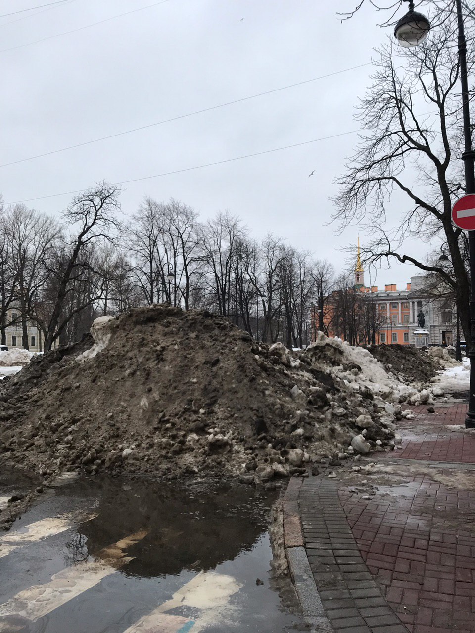 Грязный снег. Грязный снег в городе. Грязный снег в России. Грязный снег СПБ.