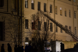 В штабе Навального рассказали, что во время разбора завалов ИТМО на спасателя упал кирпич. МЧС это отрицает