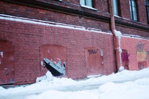 На стене в центре Петербурга нарисовали тонущий «Титаник». В роли айсберга — неубранные глыбы льда