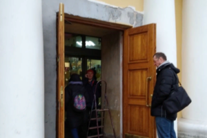 Деревянные двери Измайловского гостиного двора заменили пластиковыми. После критики петербуржцев зданию вернули исторический облик