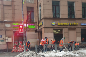 Петербургские бюджетники снова убирают снег. Вчера город чистили больше 35 тысяч человек