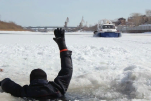 В Петербурге 9 марта поднимется уровень воды в реках, ветер усилится до 20 м/с. МЧС просит горожан не выходить на лед