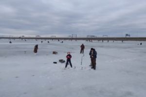 Со льда Финского залива спасли 89 рыбаков