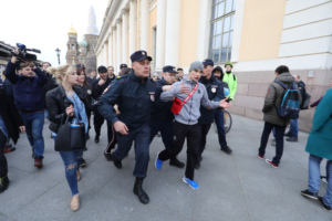 В Петербурге на акции о замалчивании проблем ЛГБТ задержали 11 человек. Что об этом известно