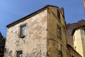 На «Авито» продают квартиру в «Доме горожанина» в Выборге. Это один из старейших домов России