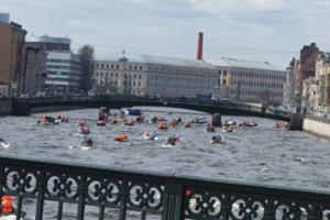Петербургские рыбаки провели весенний «бот-парад». Посмотрите, как десятки лодок плывут по рекам и каналам города