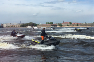 На реках Петербурга заметили «парад» с десятками аквабайков