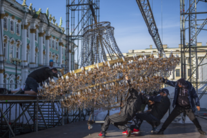На Дворцовой площади установили 400-килограммовую люстру