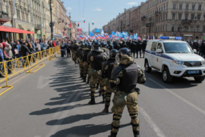 Суд оштрафовал петербурженку, которой сломали руку во время разгона первомайского шествия